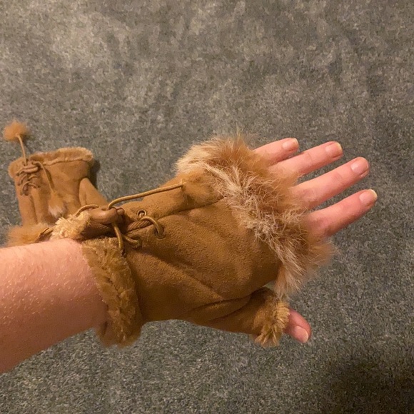 Brown gloves with faux fur and open finger tips, adjustable at wrists - Picture 6 of 10